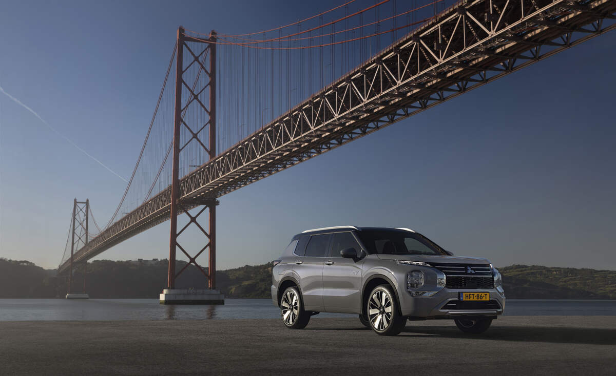 New Outlander PHEV Moonstone Grey_001LR